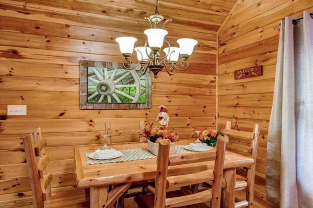 Great Location Pool Table Hot Tub Villa Gatlinburg Exterior photo