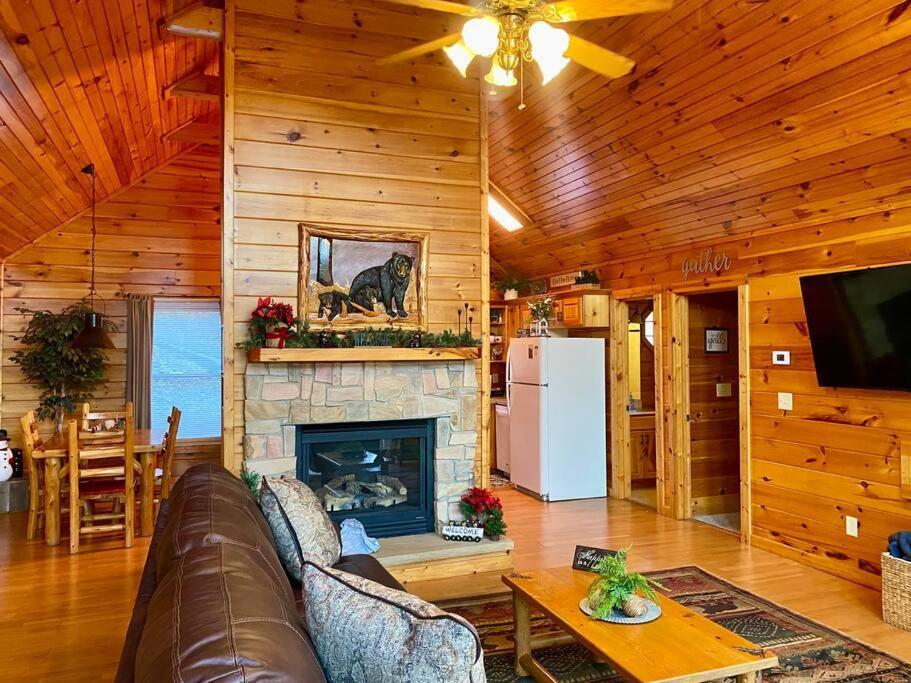 Great Location Pool Table Hot Tub Villa Gatlinburg Exterior photo
